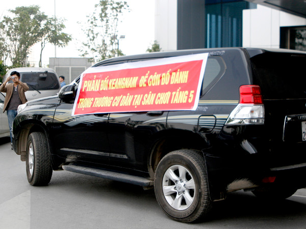 Cư dân tòa nhà Keangnam căng băng rôn phản đối việc đánh người