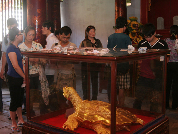 Vàng mã, tiền lẻ 'tấn công' Văn Miếu