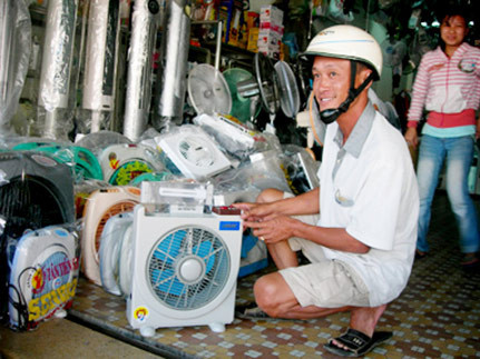 Hàng chống nóng bình dân đắt hàng dù tăng giá 25%