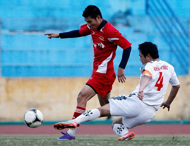 Phó Thủ tướng Vũ Đức Đam đá bóng với Huỳnh Đức, Hồng Sơn