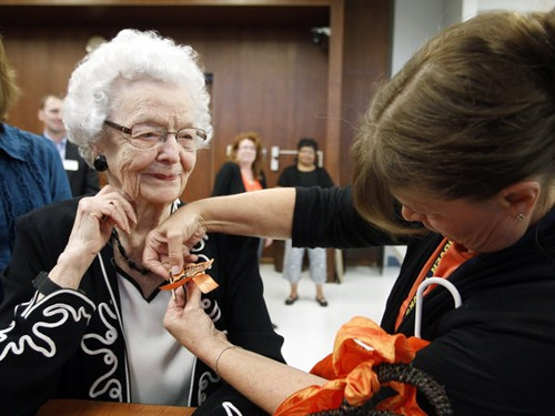 Cụ bà 99 tuổi nhận bằng tốt nghiệp trung học