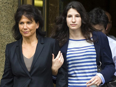 Cựu Tổng giám đốc IMF gửi nụ hôn gió về phía vợ