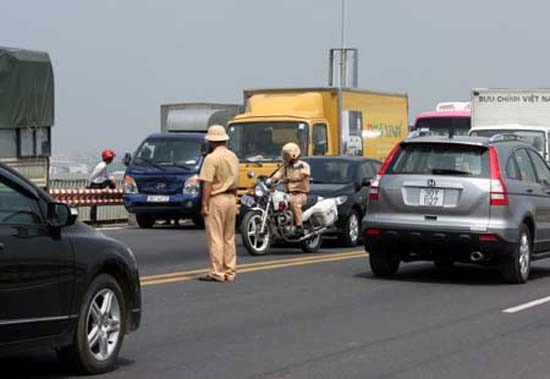 Ô tô chỉ được chạy 40km/h khi qua cầu Thăng Long
