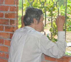 Con xích chân cha vào nhà bếp suốt ba năm