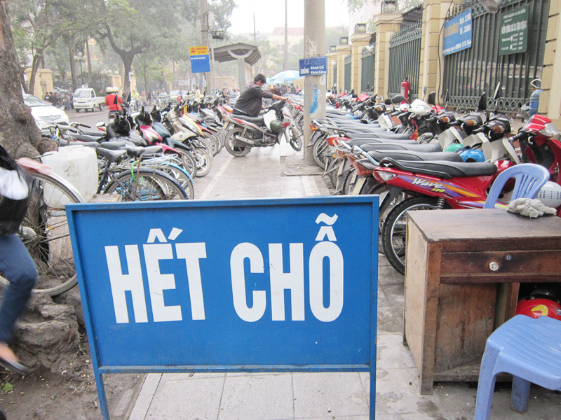 Người dân nháo nhác tìm nơi gửi xe khi hết chỗ gửi tại đường Triệu Quốc Đạt