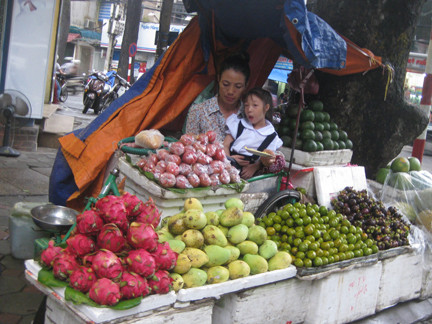Cô gái 'thể thao vàng' bán hoa quả nuôi con gái nhỏ