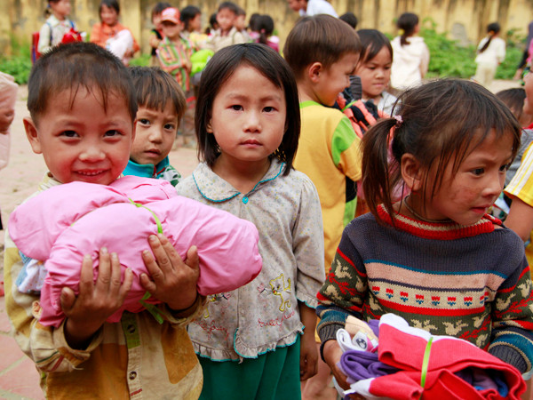 Học sinh xã Suối Bau (Sơn La) nhận áo ấm từ tình nguyện viên Hà Nội