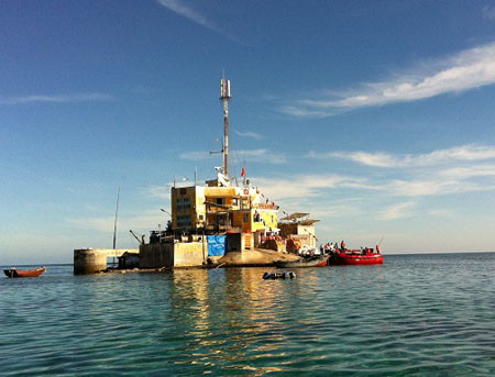 Trao quà Tết cho cán bộ, chiến sỹ trên đảo Đá Lát