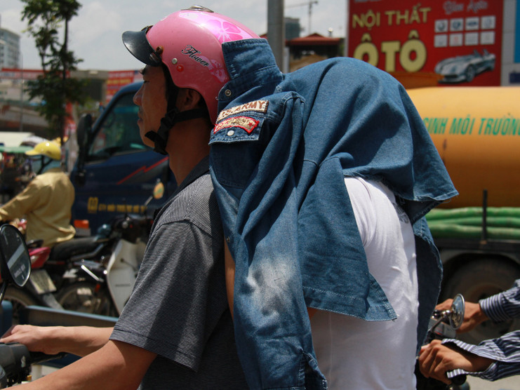 Nắng nóng 'thiêu đốt' Hà Nội