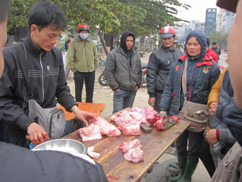 Thịt cá sấu bán đắt như tôm tươi ở chợ Thủ đô