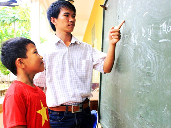 Phó chủ tịch xã kiêm thầy giáo Nguyễn Đình Việt Ảnh: Nguyễn Huy