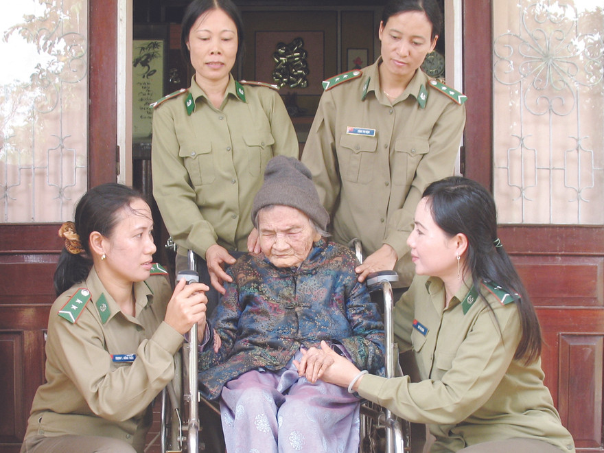 Mẹ Thứ trong vòng tay chăm sóc của nhân dân