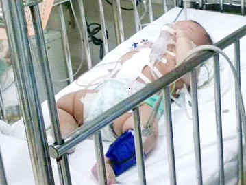 Ám ảnh giây phút chứng kiến cháu bé nghi bị cha đâm