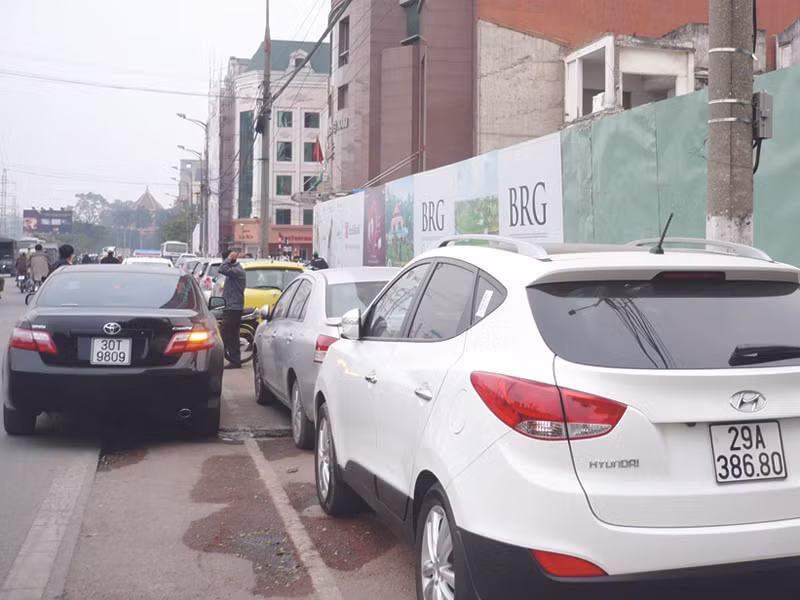 Bãi đỗ xe biến thành trung tâm thương mại