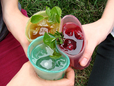 Cốc vừa uống nước, vừa... để ăn