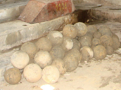 Phát hiện 51 quả đạn thần công ven sông Hương