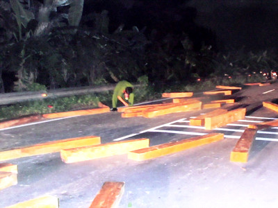 Các hộp gỗ lâm tặc vứt lại trên đường Cầu Lùng – Khánh Lê Ảnh do Công an Khánh Vĩnh cung cấp