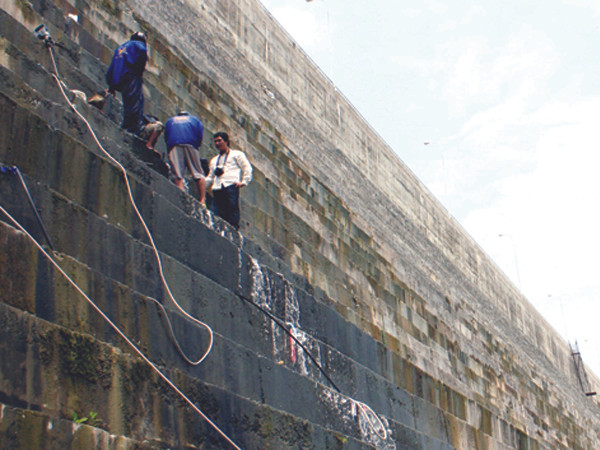 Khoan, trám vết rò có thể tăng nguy hiểm cho đập