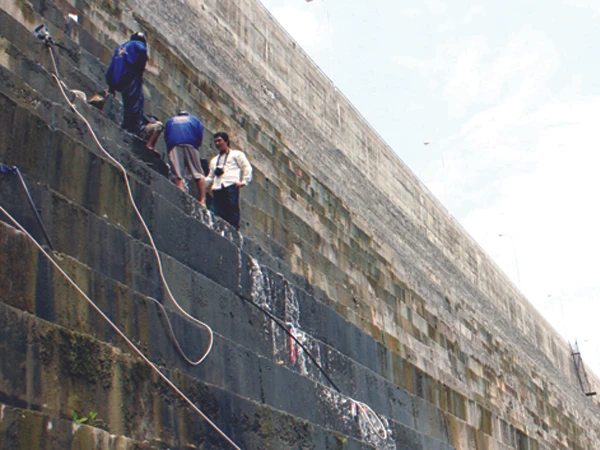 Khoan, trám vết rò có thể tăng nguy hiểm cho đập