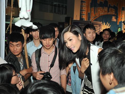 Hoàng Thùy thân gầy vẫn hớp hồn các tân sinh viên