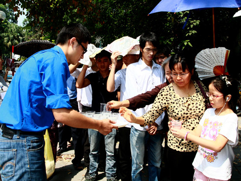 T.Ư Đoàn tiếp tục tặng quà đồng bào bị lũ lụt Nghệ An