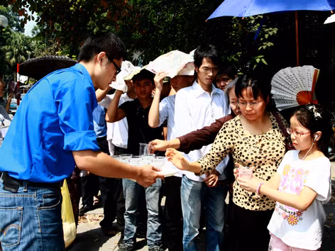T.Ư Đoàn tiếp tục tặng quà đồng bào bị lũ lụt Nghệ An