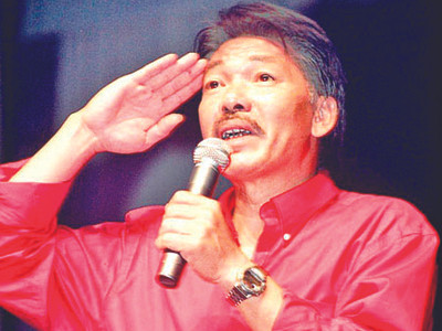 Bí người để trao?