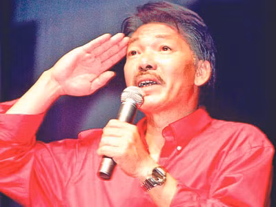 Bí người để trao?