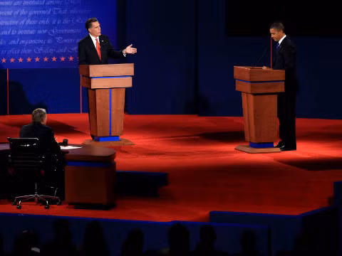 Đương kim Tổng thống Mỹ Barack Obama và ứng cử viên đảng Cộng hòa Mitt Romney trong buổi tranh luận đầu tiên diễn ra hôm 3-10