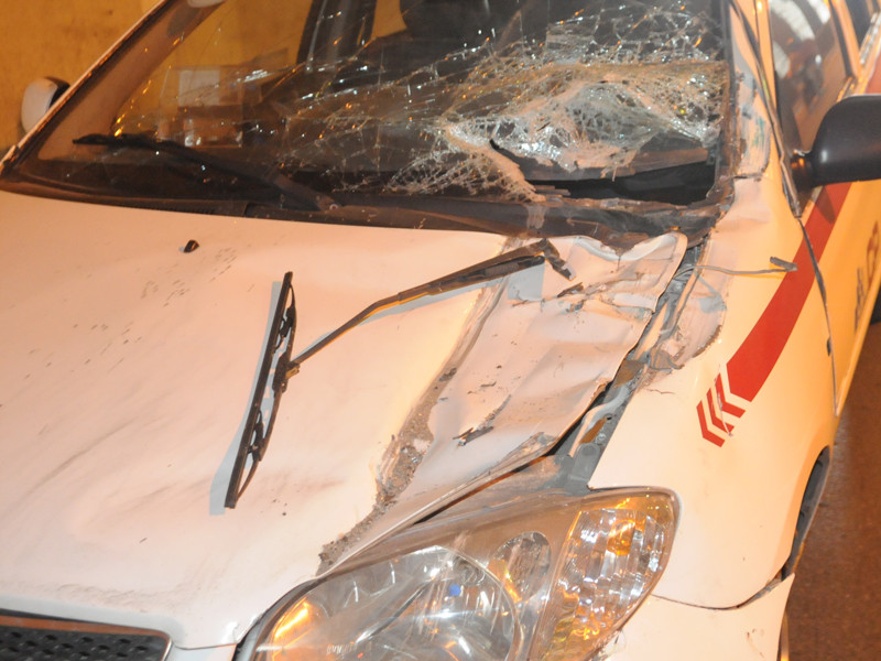 Taxi đâm xe tải dưới hầm Kim Liên