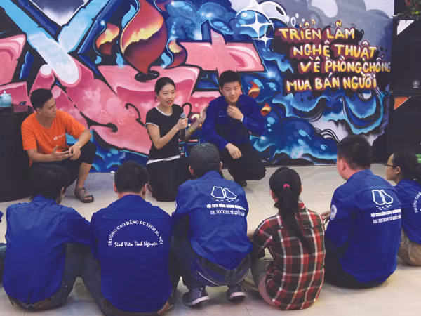 Phan Ý Ly dẫn dắt khán giả diễn xuất Ảnh: N.M.Hà