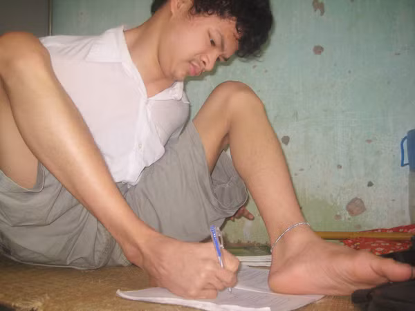 Anh Tuấn đang làm thơ Ảnh: D.N