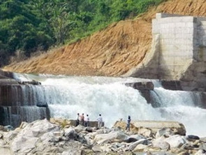 Vỡ đập tràn xả lũ ở Tuyên Quang