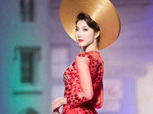 Ngọc Quyên bỗng kín đáo, e ấp với áo dài