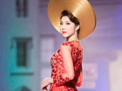 Ngọc Quyên bỗng kín đáo, e ấp với áo dài