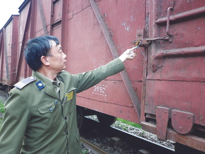 15 toa gỗ được đưa về ga Giáp Bát (Hà Nội) đã 2 tháng nay nhưng cơ quan chức năng vẫn chưa đưa ra biện pháp xử lý