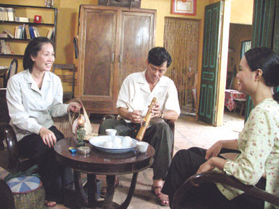 Bí thư Tỉnh ủy (Dũng Nhi đóng) đang hút thuốc lào