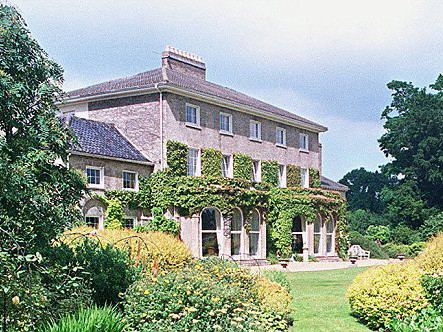 Ngắm nơi 'ông WikiLeaks' được tại ngoại