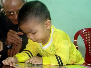 Hơn hai tuổi mới biết nói nhưng đã biết đọc chữ