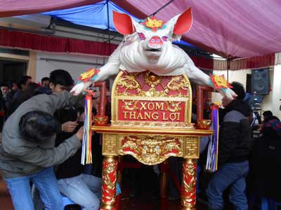Tấp nập lễ rước 'ông lợn' ở La Phù