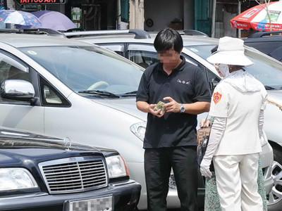 Bi hài chuyện gửi xe: Nhà giàu cũng... mếu