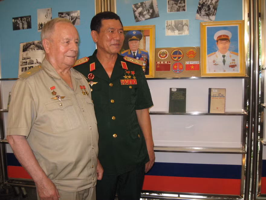 Cuộc hội ngộ của hai anh hùng sau 30 năm
