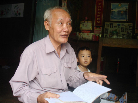 Ông Duy mở sổ kẹp thư cảm ơn của bệnh nhân