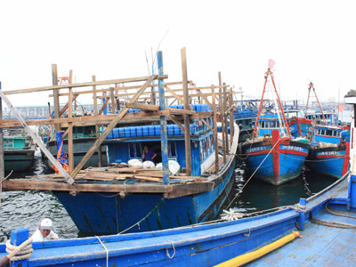 Lên bờ, khó khăn bao vây