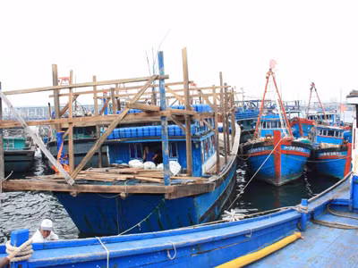 Lên bờ, khó khăn bao vây