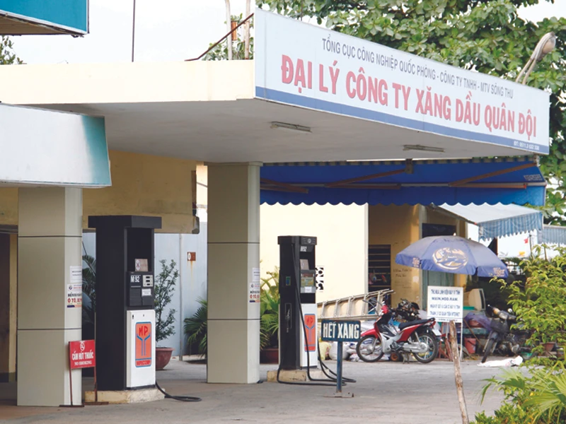 Nhiều cây xăng “bổn cũ soạn lại” tuyên bố hết xăng để găm hàng Ảnh: Nguyễn Huy
