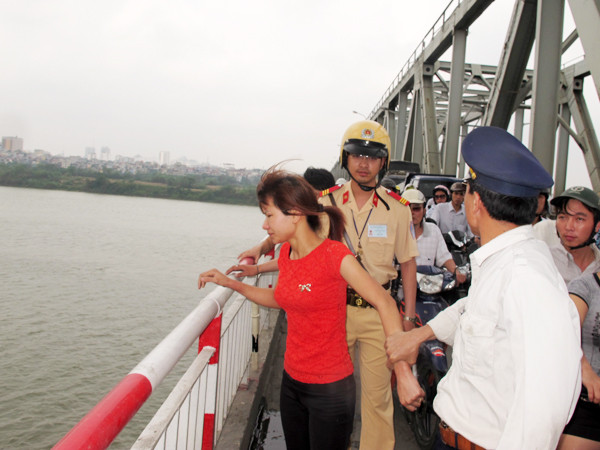 Các chiến sĩ CSGT và lực lượng bảo vệ cầu đã kịp thời cứu sống cô gái đòi tự tử