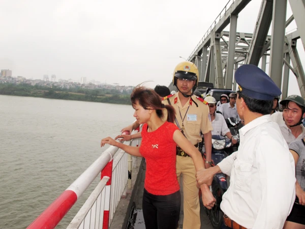 Các chiến sĩ CSGT và lực lượng bảo vệ cầu đã kịp thời cứu sống cô gái đòi tự tử