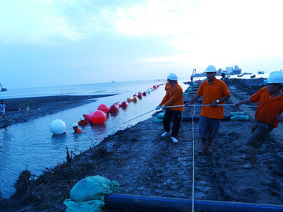 Cận cảnh kéo cáp điện ngầm xuyên biển dài nhất Đông Nam Á