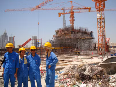 Lao động Việt Nam tại một công trường xây dựng ở UEA. Ảnh: Hồng Vân
